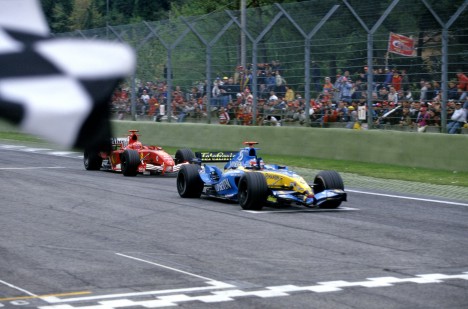Fernando Alonso vandt i 2005 San Marinos Grand Prix med 0,2 sekunds forspring til Michael Schumacher.